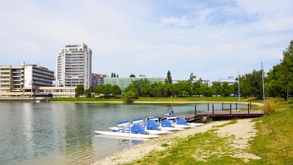FOTO: Po Štrkoveckom jazere sa budete môcť premávať na vodnom bicykli a pribudne aj bufet!
