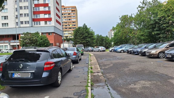 Parkovanie na chodníkoch skončí, no skončia aj niektoré chodníky. Čím prekvapil dopravný analytik?