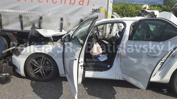 Na D2 narazilo osobné auto do kamióna, neprejazdné sú oba jazdné pruhy
