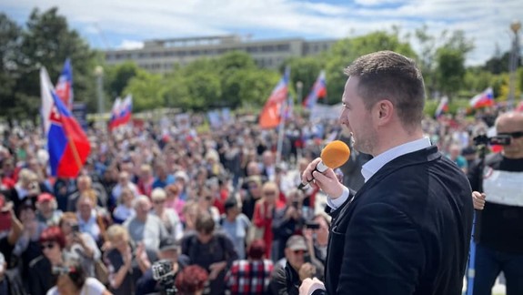 VIDEO: Pred Úradom vlády aj Prezidentským palácom v sobotu protestovali stovky ľudí