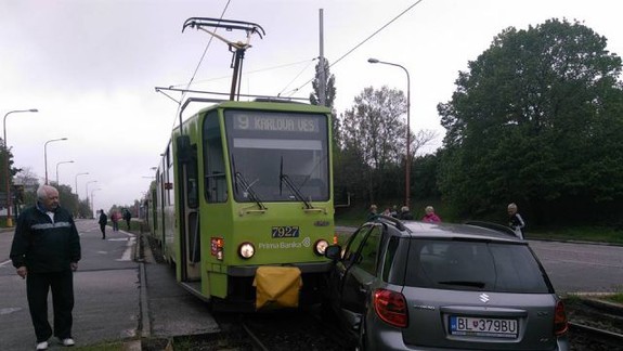 Pred Dúbravkou sa dnes zrazila električka s osobným autom