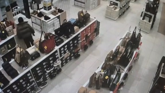 VIDEO z krádeže: Zlodejky si za pár minút odniesli z obchodu vyše 100 kusov oblečenia