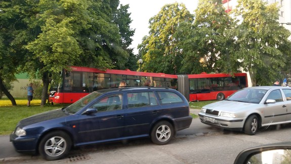 VIDEO: Toto sme tu ešte nemali - autobus bez vodiča sa rútil dole Dúbravkou!