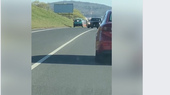 VIDEO: Pri týchto záberoch tuhne krv v žilách. Vodič sa rútil v protismere, nakoniec vyletel z cesty