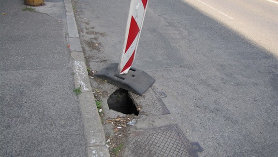 Deravý poklop na Krížnej ulici nie je opravený