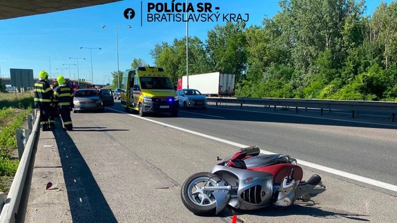 Na diaľnici pred mostom Lanfranconi sa zrazilo osobné auto s motorkárom