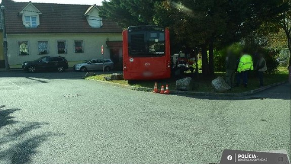 Nezvyčajná nehoda v Lamači: Vodič vystúpil z autobusu, ten sa dal do pohybu