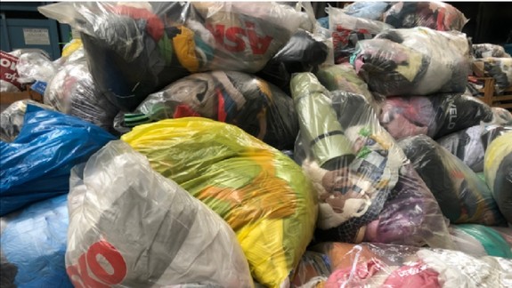 FOTO: Čo sa deje s oblečením z kontajnerov Ekocharity? Iba pätina sa opätovne využije, zvyšok je odpad