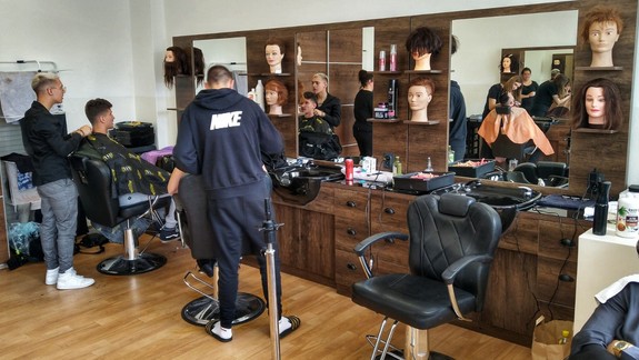 Vyskúšali sme: V školskom salóne vás za pár eur ostrihajú aj prváci. A aký je výsledok?