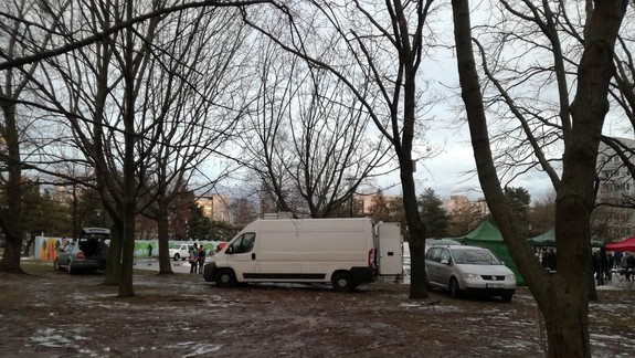 FOTO: Na ružinovskej zabíjačke zničili autá predajcov trávnik v parku