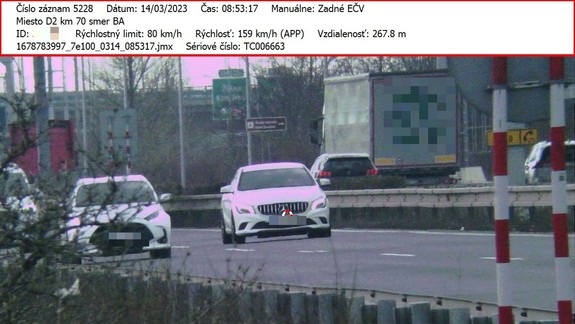 Na D2 znížili policajti rýchlosť pre váženie kamiónov. Niektorých vodičov "odmenia"