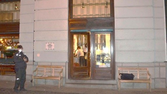 Zákaz vychádzania ešte platí, policajti pokutovali v centre Bratislavy zákazníkov podniku