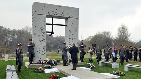 Veľvyslanci si uctili obete totalitného režimu pri Bráne slobody
