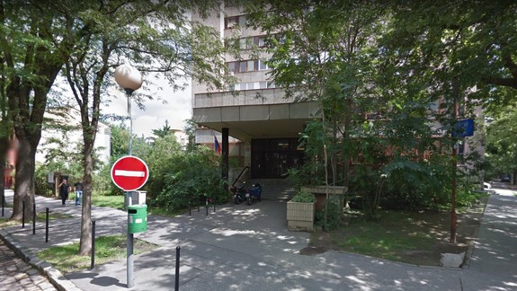 Dvaja policajti pomohli mladej žene, ktorú tesne pred odletom na dovolenku okradli o všetky peniaze a doklady!