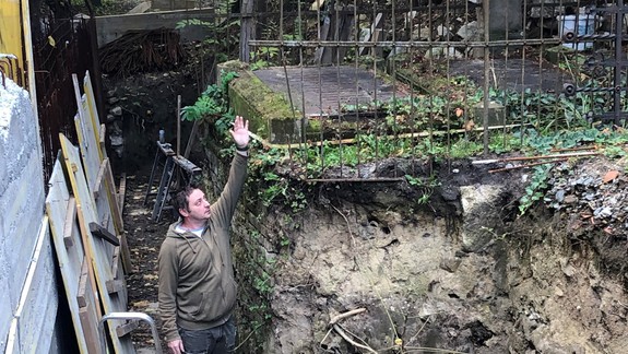 Je to hanba: Hrobku významnej prešporskej rodiny robotníci odkopali a nechali tak, hrozí, že spadne do jamy