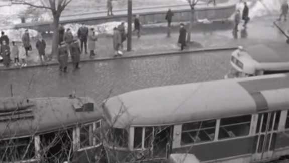 VIDEO: Autentické zábery zo zrážky električiek na Námestí SNP v roku 1965, pri ktorej boli dvaja ľudia ťažko zranení...