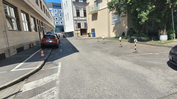 Zabrali protiprávne súkromné parkovisko? Hotel Devín podal na mesto trestné oznámenie