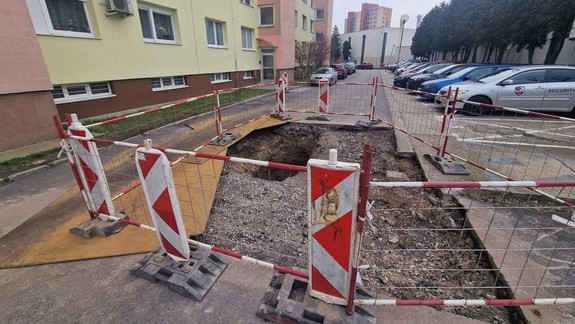 Pri oprave cesty na Lotyšskej zistili poruchu kanalizačnej sústavy