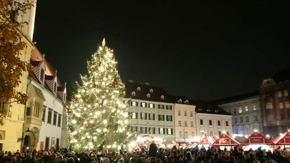 Brány Vianočného Hlavného trhu sa zatvoria už tento víkend: Bratislavčanom sa pred sviatkami prihovoril aj Matúš Vallo