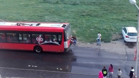 VIDEO: Z toho behá mráz po chrbte: Takto sa na autobuse MHD zabávajú petržalskí školáci