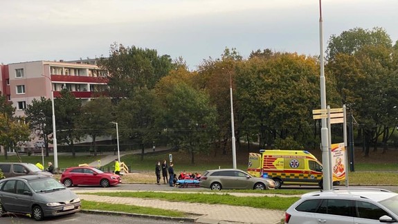 FOTO: Dievčatko v Karlovej Vsi zrazilo auto, keď prechádzalo na kolobežke cez cestu