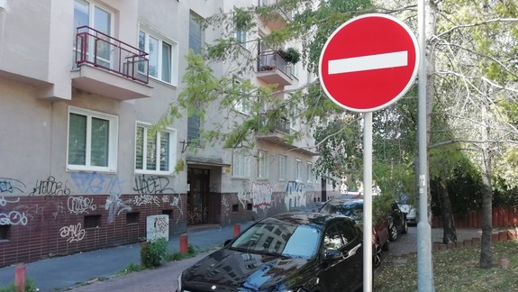 Vedeli ste? Cúvať v jednosmerke je povolené len pri parkovaní