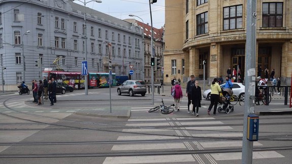 Nehoda na Šafárikovom námestí: Chodec narazil do cyklistu
