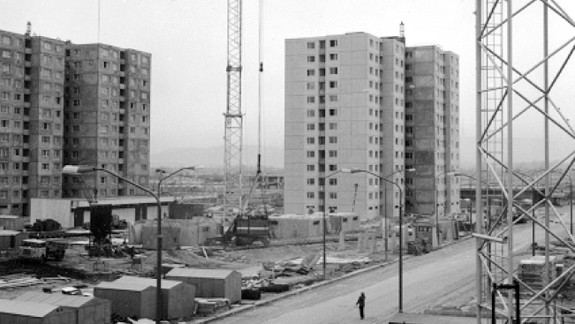 Život pred rokom 1989:  Stavali sa veľké sídliská, na byty boli poradovníky