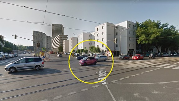 Mamička dvoch detí si nevšimla, že jej dcéra na bicykli vyštartovala cez priechod rovno pred autá!