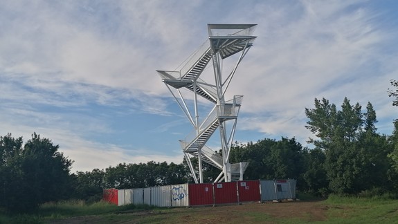 Poznáte pánov na fotografiách? Na vyhliadkovej veži na Devínskej Kobyle niekto zničil ďalekohľad