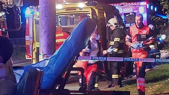 Obrovská tragédia: Vodič auta vletel medzi ľudí na zastávke MHD, najmenej štyria sú mŕtvi, ďalší zranení
