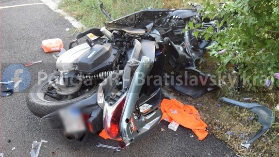 Vodič motorky nechcel zastaviť policajtom, narazil do ďalšieho auta