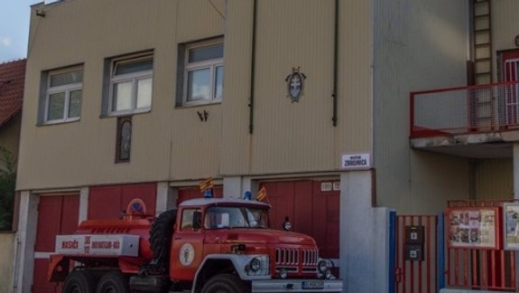 Hasiči v akcii: Pomáhali žene, ktorej noha uviazla v zabradlí