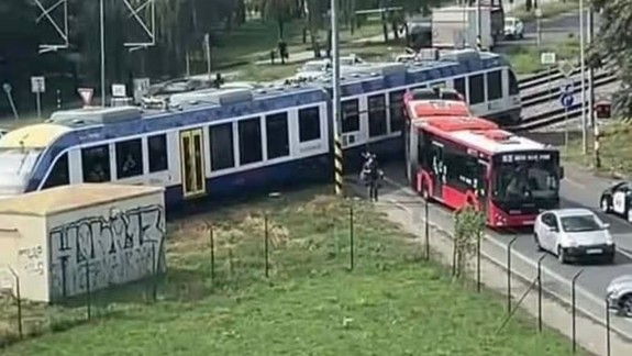 Na železničnom priecestí v Bratislave došlo k nehode autobusu MHD a vlaku