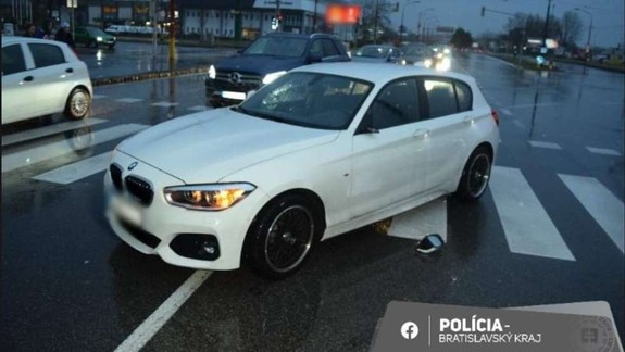 Na križovatke Tomášikova - Trnavská zrazilo auto chodkyňu, utrpela ťažké zranenia