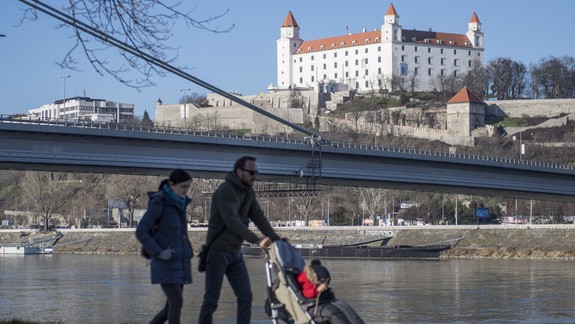 FOTO: Toto je vianočná Bratislava. Pučiace stromy, poloprázdne ulice, príjemné prechádzky