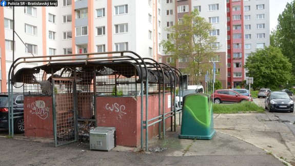 Petržalskí policajti chytili podpaľača smetných nádob a stojísk - ten nebral ohľad ani na autá...
