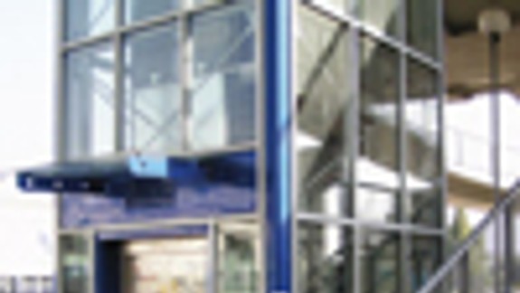 Výťahy k lávkam nad diaľnicou sú stále problémom