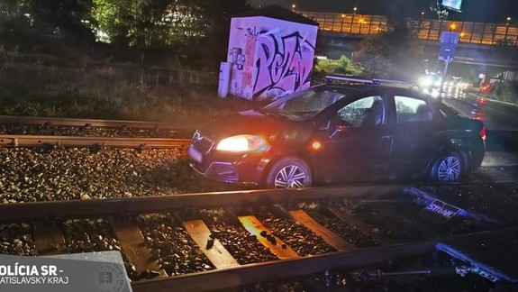 Opitý vodič skončil vo vlakovom koľajisku a vytvoril kolóny na Vrakunskej ceste
