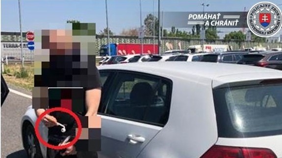 Vodič pod vplyvom drog policajtom ešte aj zapózoval s fajkou na marihuanu...