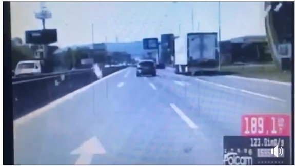 VIDEO Neuveriteľná naháňačka: Policajná Kobra prenasledovala šialeného vodiča z diaľnice až do ulíc mesta