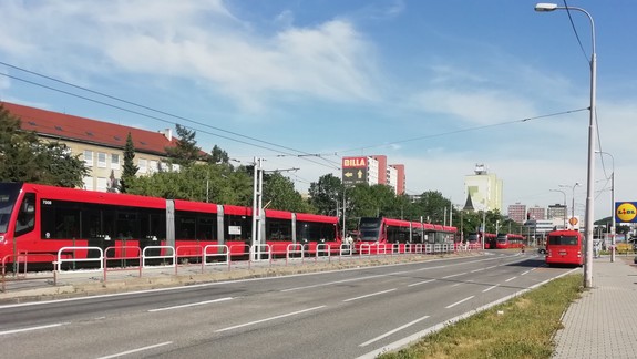 Pre zlomenie zberača v obratisku Molecova bola prerušená premávka električiek do Karlovej Vsi