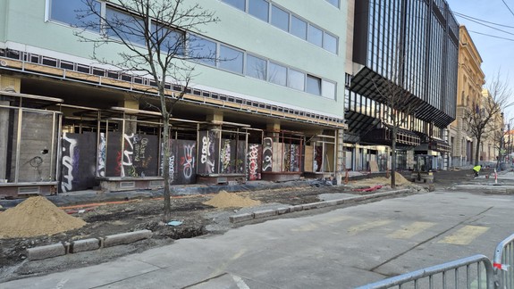 Na Námestí SNP sa začne aj s opravou vozovky, vyžiada si dopravné obmedzenia