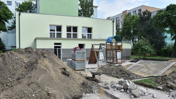 FOTO: Na Českej ulici robia nové športové ihrisko - kedy by ho mali dokončiť?