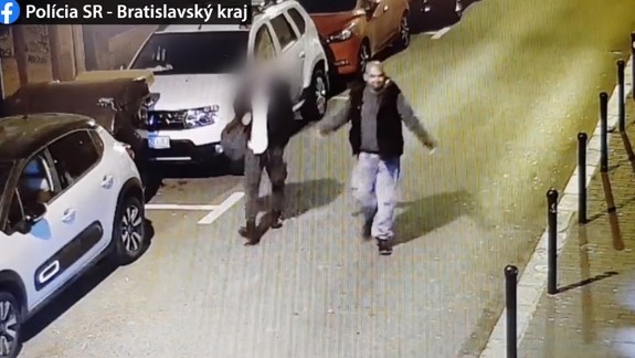 Poznáte tohto muža? Môže pomôcť objasniť pästný útok na odparkovaný Mercedes