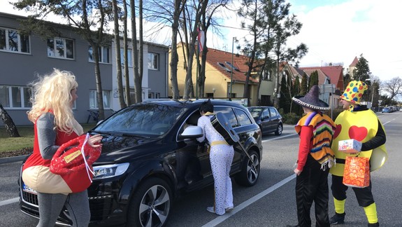 FOTO: V Jarovciach dnes mali karneval – starosta Jozef Uhler prišiel prezlečený za Škóta!