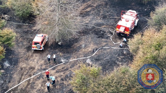 FOTO a VIDEO: Požiar na Bielym krížom sa nadránom podarilo zlikvidovať, zasahovali hasiči z celej Bratislavy