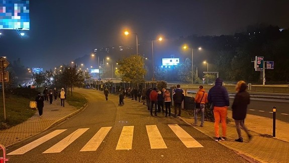 Na odberných miestach sa stále vytvárajú rozsiahle rady, ich prevádzku chcú predĺžiť do 21:00