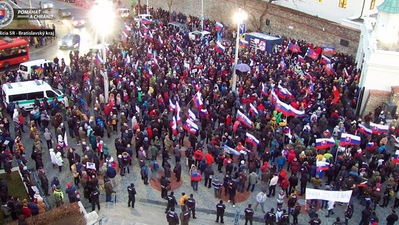 Protesty pre Prezidentským palácom aj parlamentom mali relatívne pokojný priebeh...