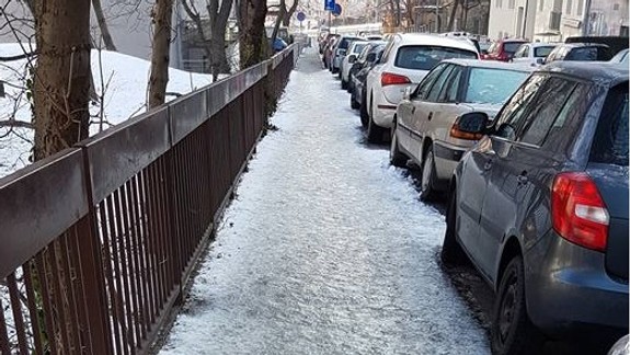 Kto má na starosti zimnú údržbu chodníka na Svoradovej ulici? 